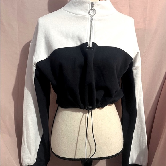 Sold!!!  ⭐️ white and blue Crop top forever21 pull over size large - Picture 1 of 3